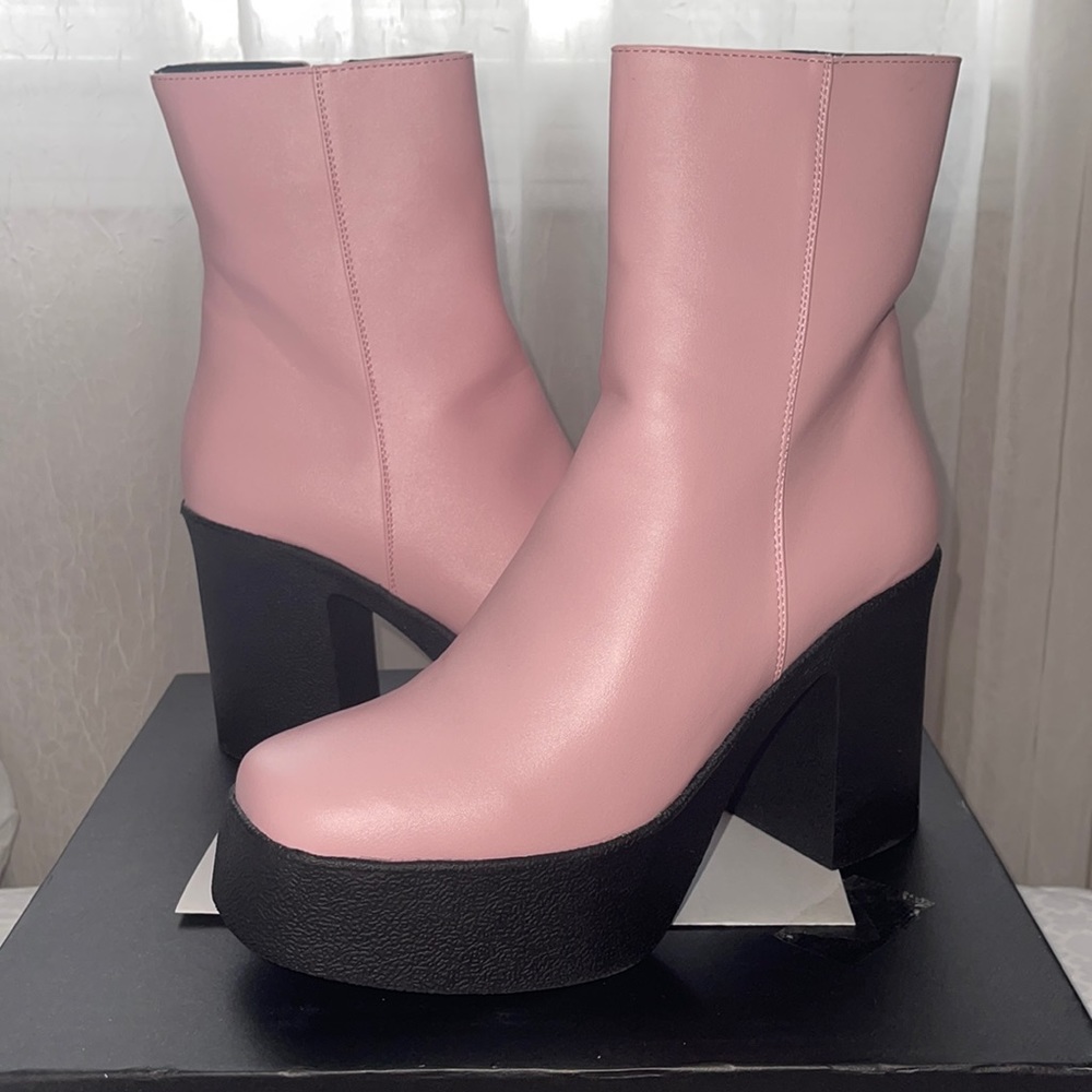 Soft pink platform boots 💕